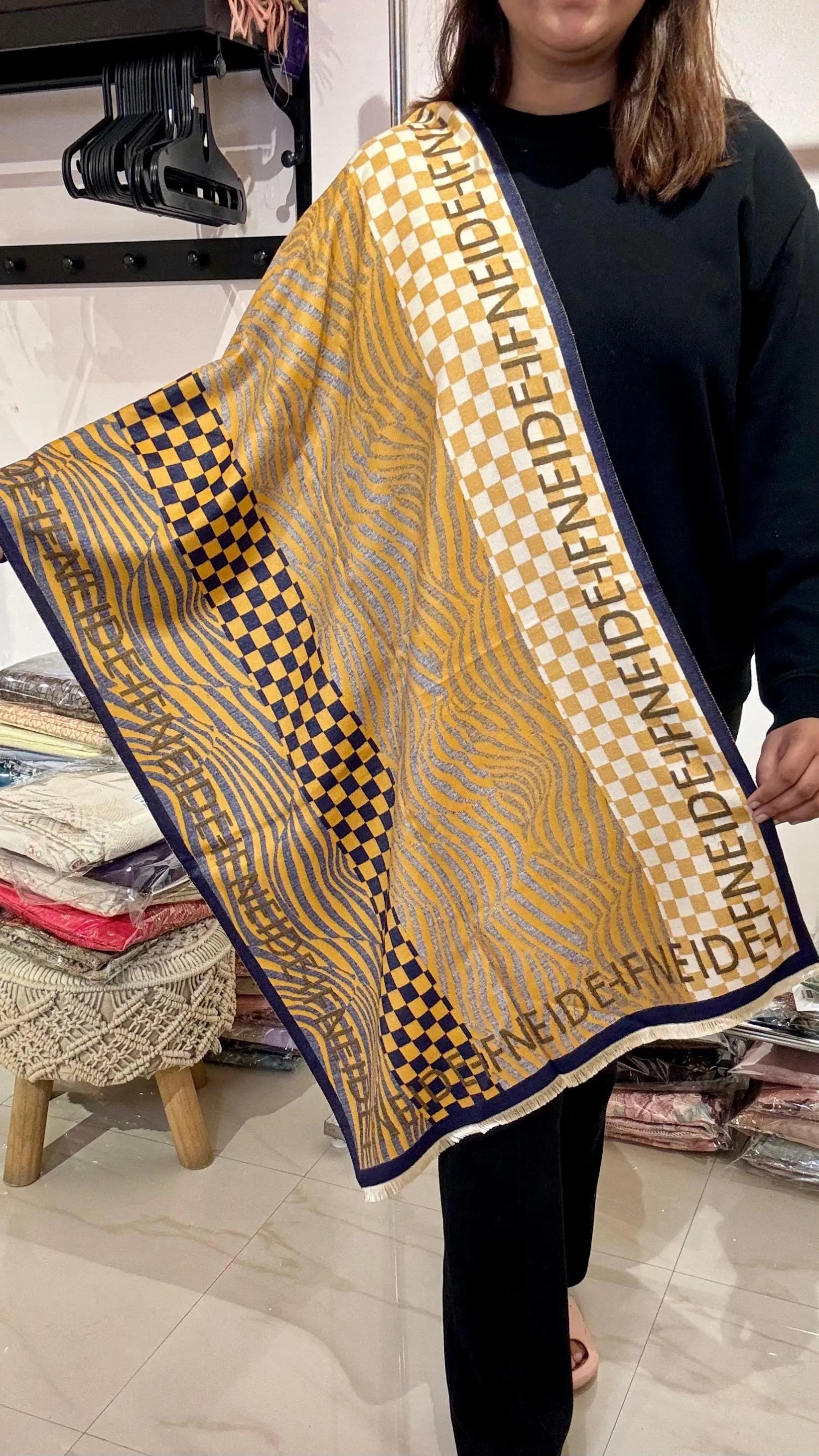 Women Checkerboard Motif With Undulating Wave Pattern Stole Reyshaa