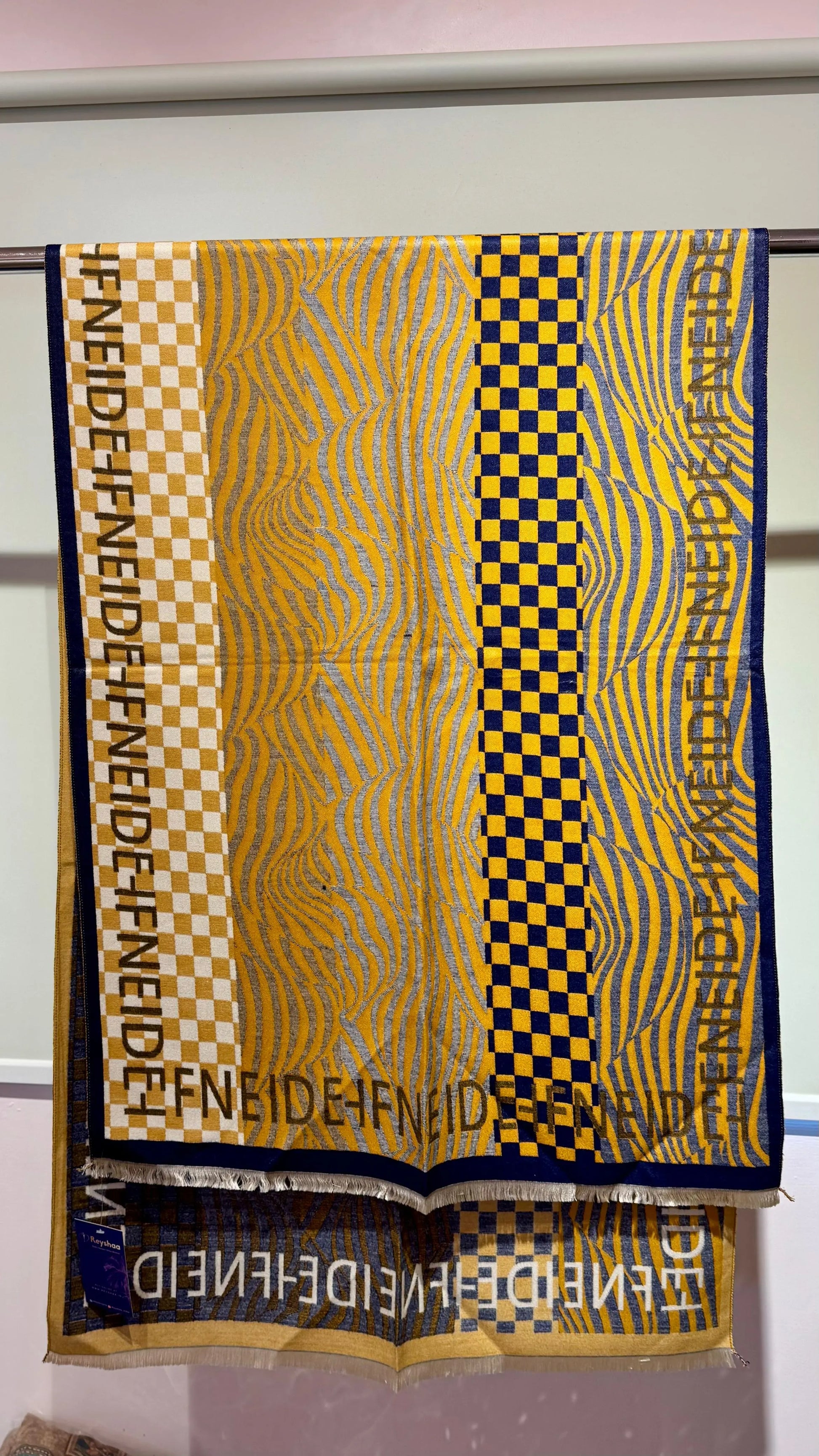 Women Checkerboard Motif With Undulating Wave Pattern Stole Reyshaa