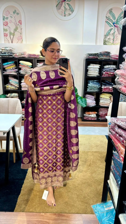 Banarasi Bandhej Garchola Dress Material – Traditional Weave with Rich Detailing Reyshaa