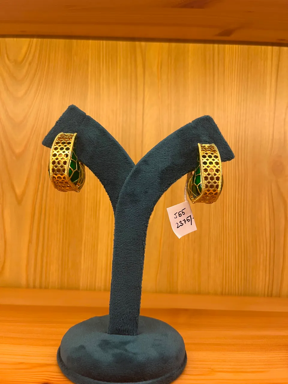 The Art of Gifting Ethnic Jewellery: Choosing the Perfect Sparkle